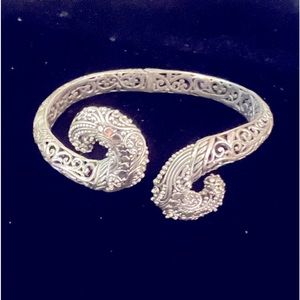 Sarda hinge bracelet